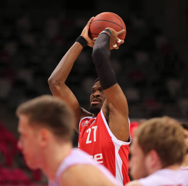 靠某一位球 靠某一位球